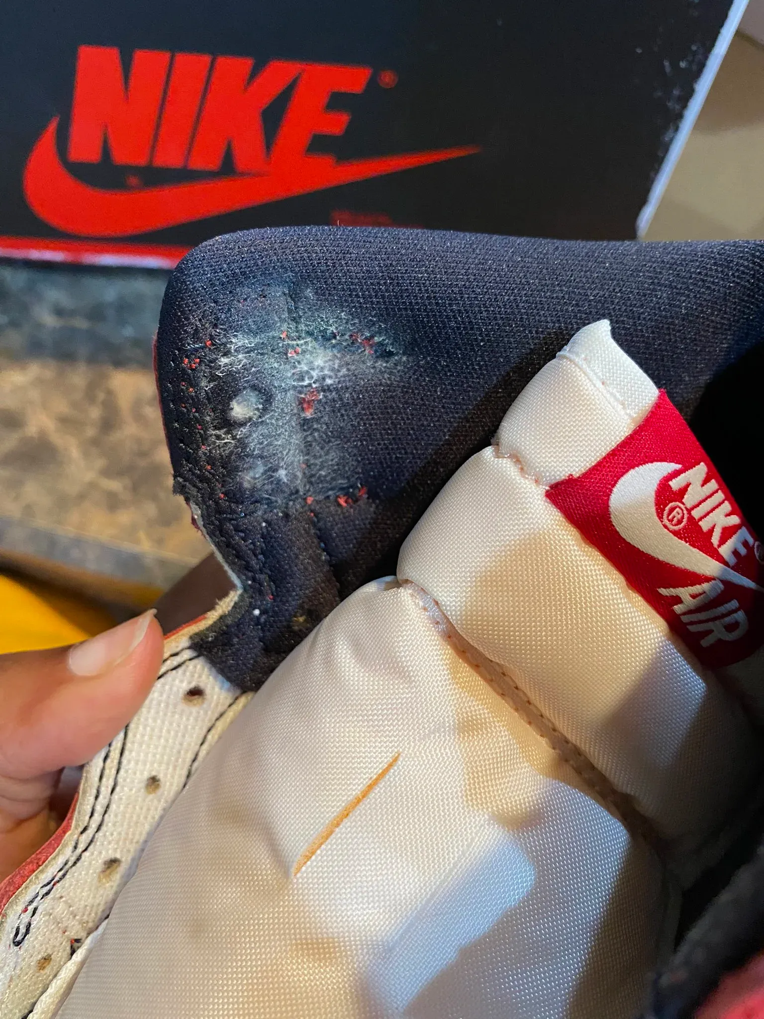 air jordan 1 retro high og lost and found moisissures