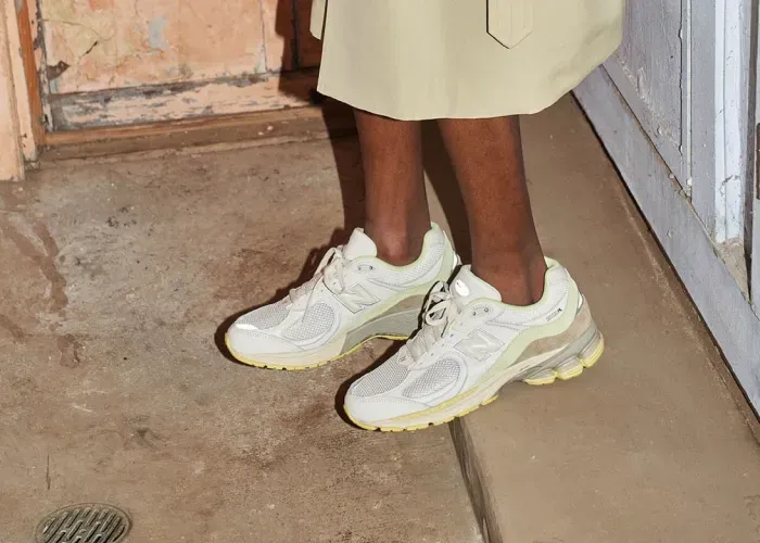 auralee-new-balance-2002r-white 01.webp