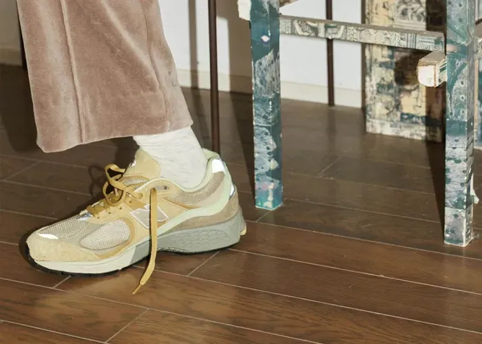 auralee-new-balance-2002r-yellow-beige 01.webp