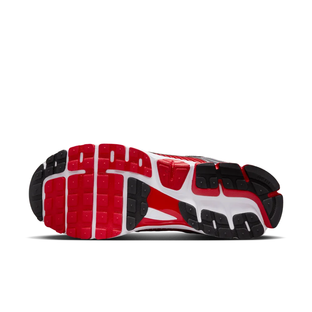 AD020F_Nike-Zoom-Vomero-5_UNIVERSITY-RED_HV0926-095_img1