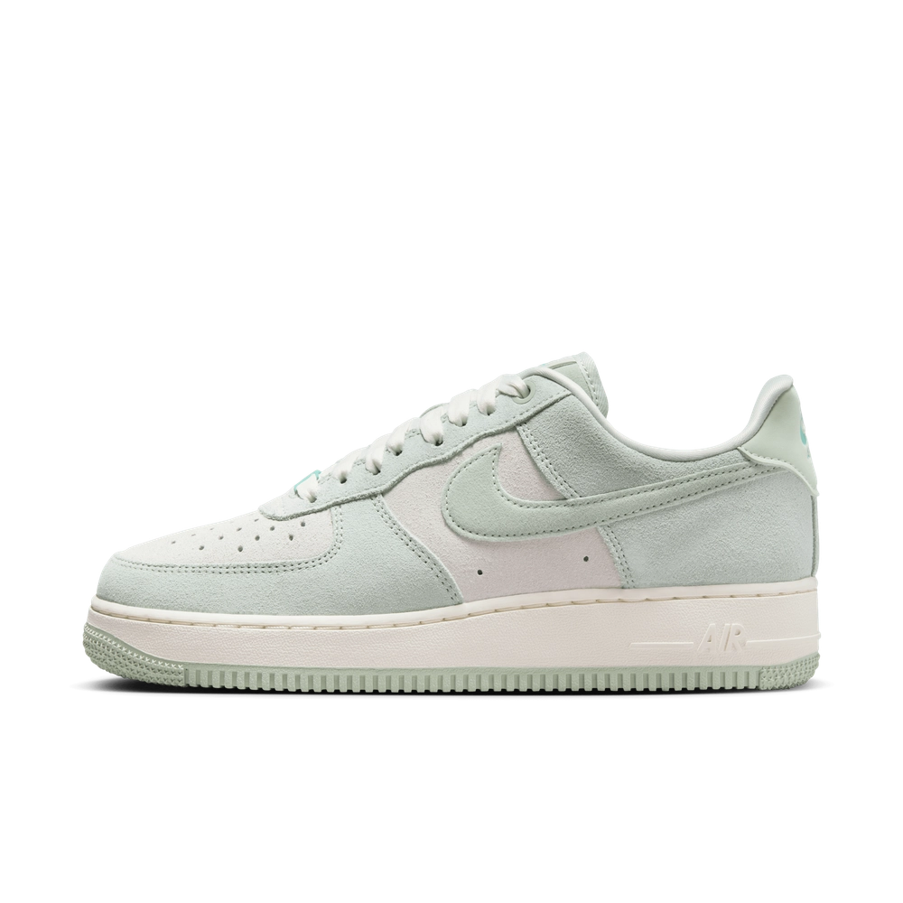 C7D0C6_Nike-Air-Force-1-'07-WMNS_SPRUCE-AURA_HQ1497-099_img0