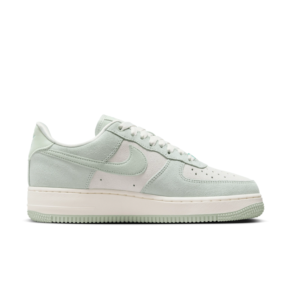 C7D0C6_Nike-Air-Force-1-'07-WMNS_SPRUCE-AURA_HQ1497-099_img2