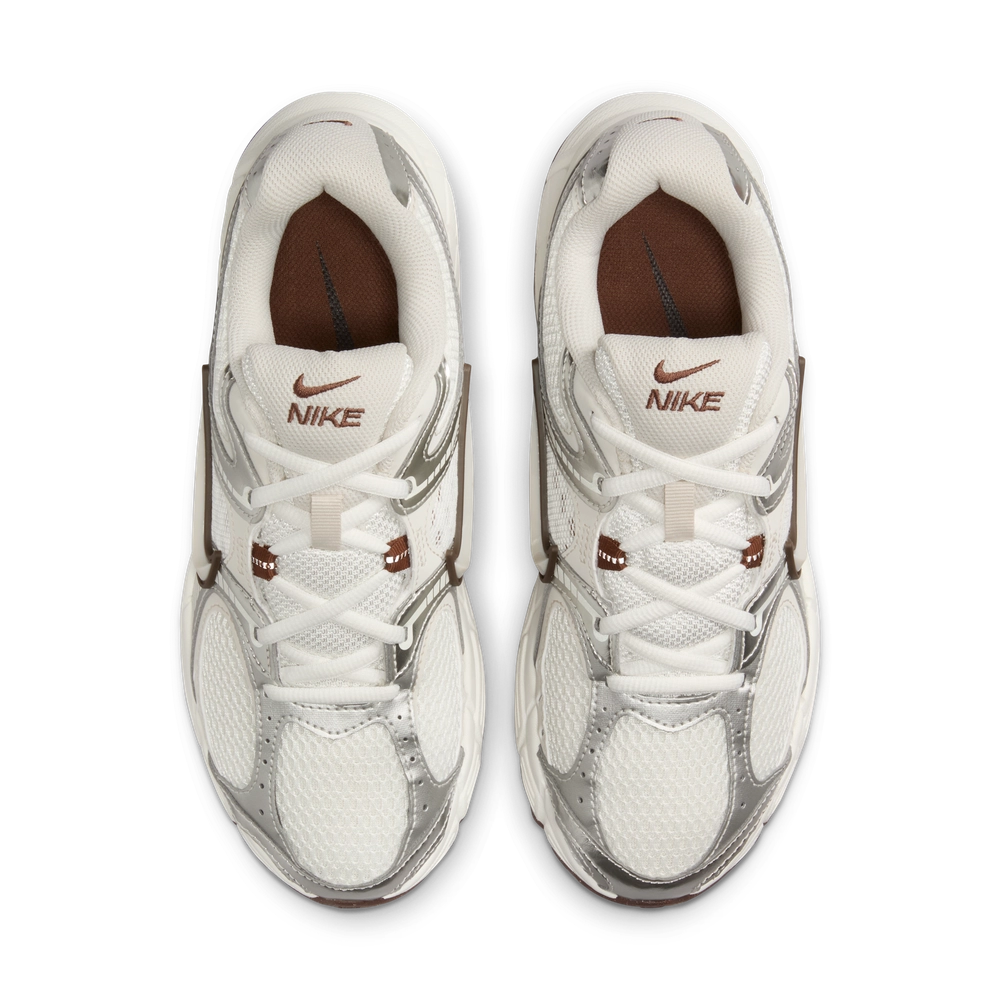 643E34_Nike-V5-RNR-WMNS_SAIL-FAUNA-BROWN_HQ7901-102_img3