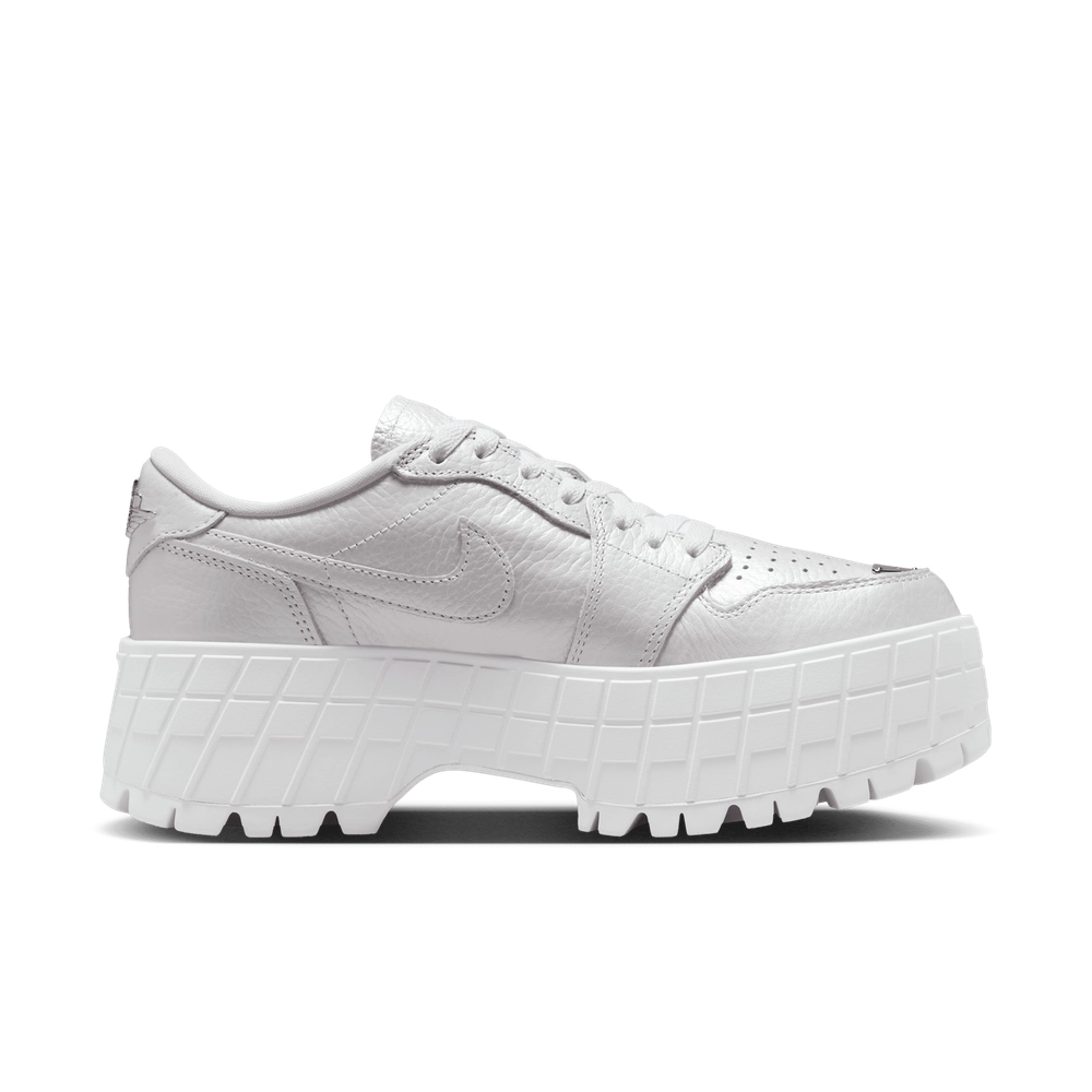 BFBCBD_Air-Jordan-1-Brooklyn-Low-WMNS_METALLIC-SILVER_HF3184-100_img2