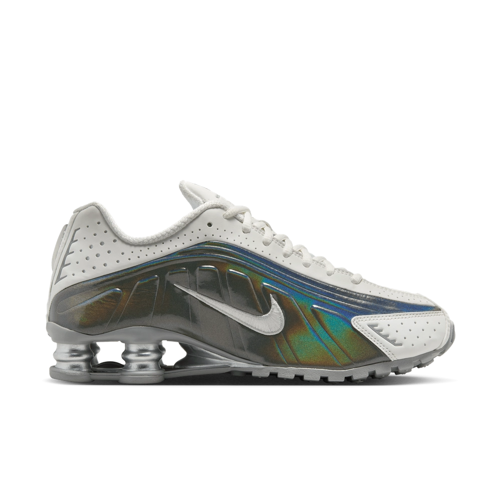 267874_Nike-Shox-R4-WMNS_WHITE-IRIDESCENT_IB7703-100_img3