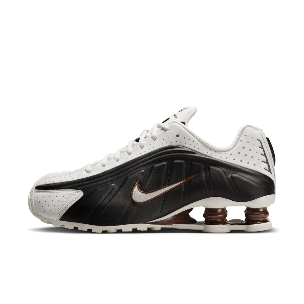 775B4E_Nike-Shox-R4-WMNS_FAUNA-BROWN_AR3565-104_img0