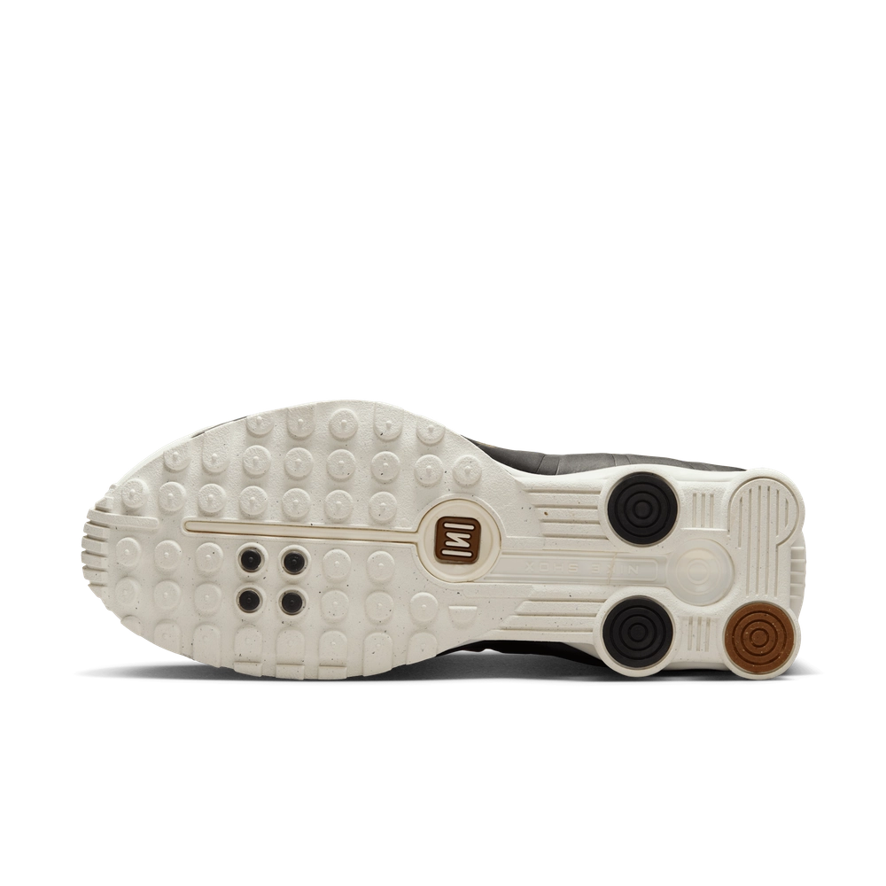 775B4E_Nike-Shox-R4-WMNS_FAUNA-BROWN_AR3565-104_img1