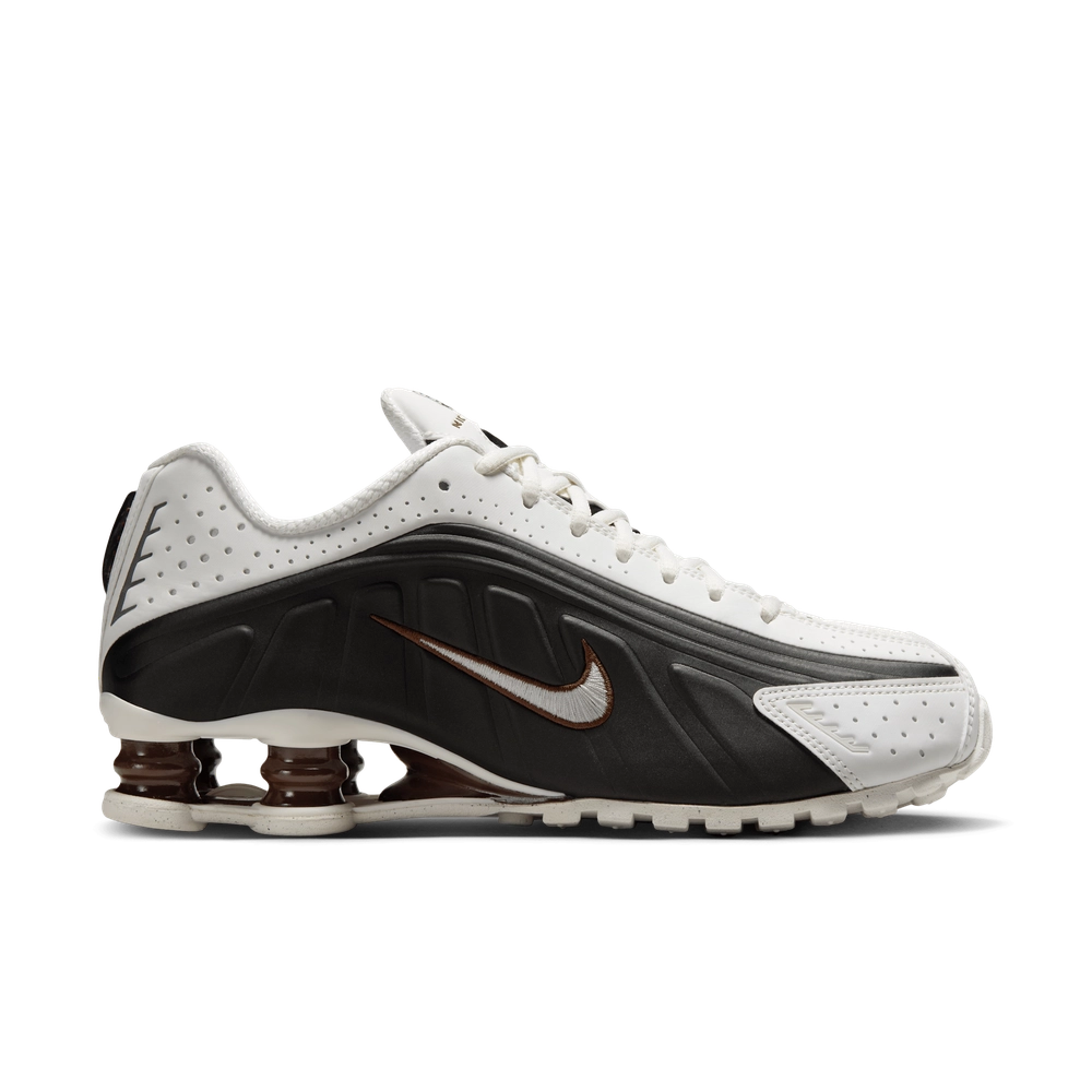 775B4E_Nike-Shox-R4-WMNS_FAUNA-BROWN_AR3565-104_img2