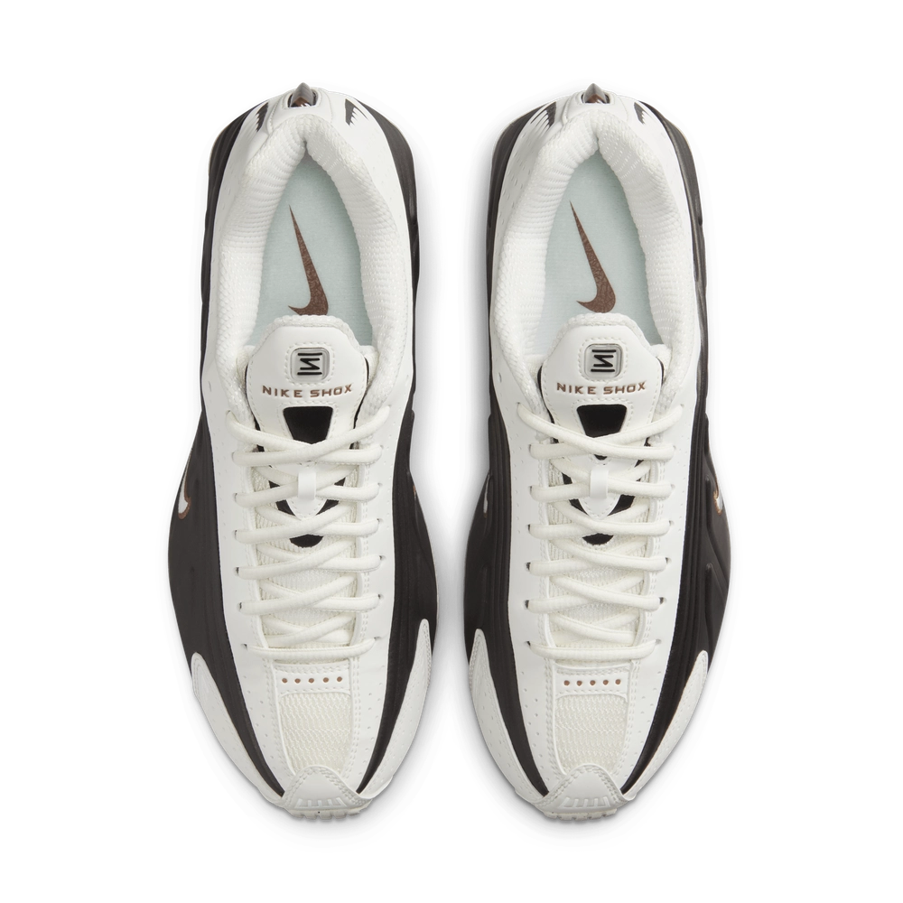 775B4E_Nike-Shox-R4-WMNS_FAUNA-BROWN_AR3565-104_img3