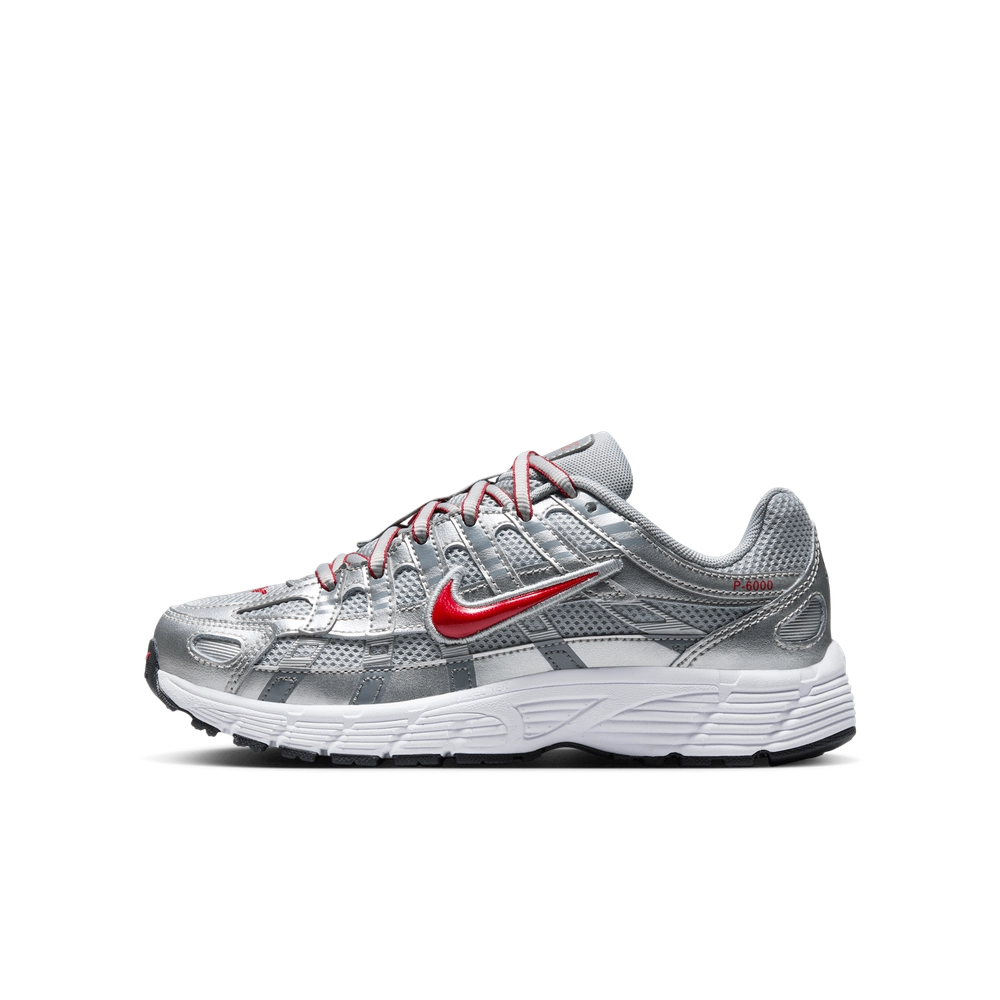 A40711_Nike-P-6000-GS_METALLIC-SILVER-GYM-RED_HV5064-002_img0