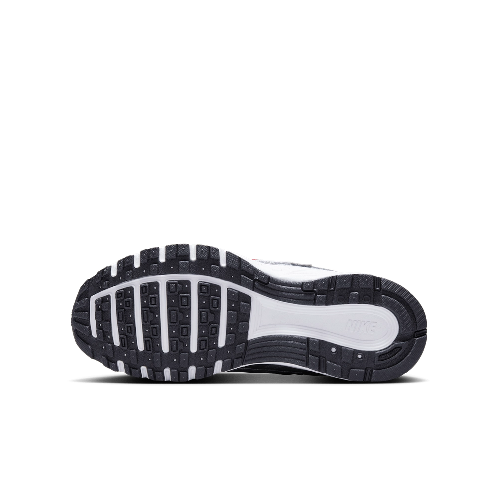 A40711_Nike-P-6000-GS_METALLIC-SILVER-GYM-RED_HV5064-002_img1