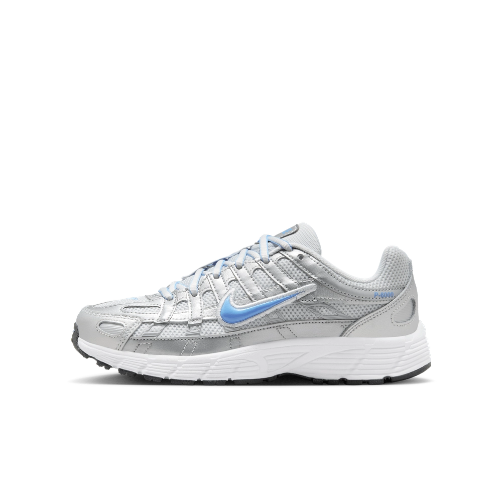 5F94CD_Nike-P-6000-GS_METALLIC-SILVER-UNIVERSITY-BLUE_HV5064-007_img0
