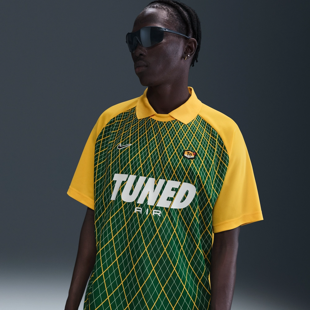 e6b848_Nike-Sportswear-Football-Shirt_Varsity-Maize_HV6518-741_img1