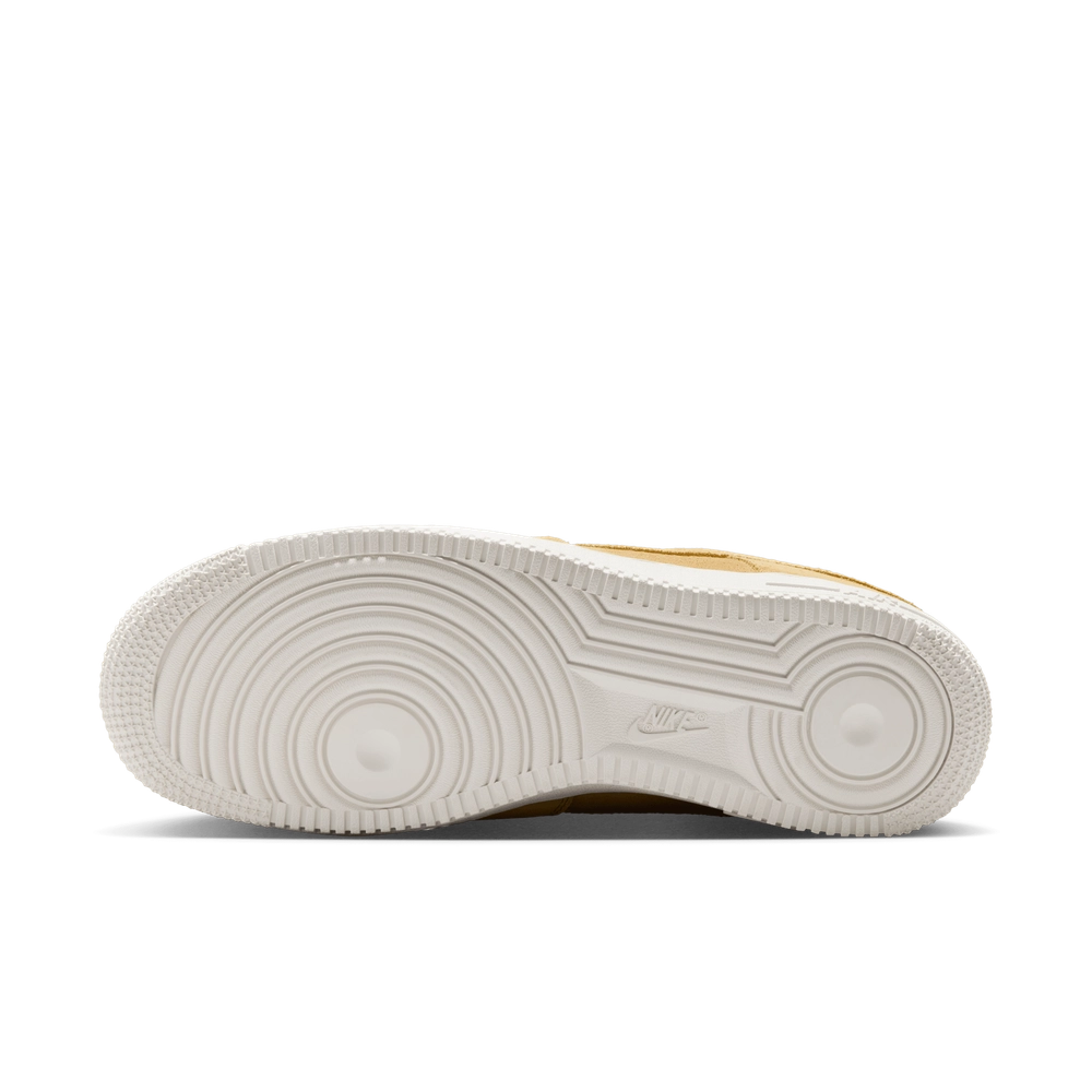 9F7B40_Nike-Air-Force-1-Low-'07-WMNS_CLUB-GOLD_HJ5336-700_img1