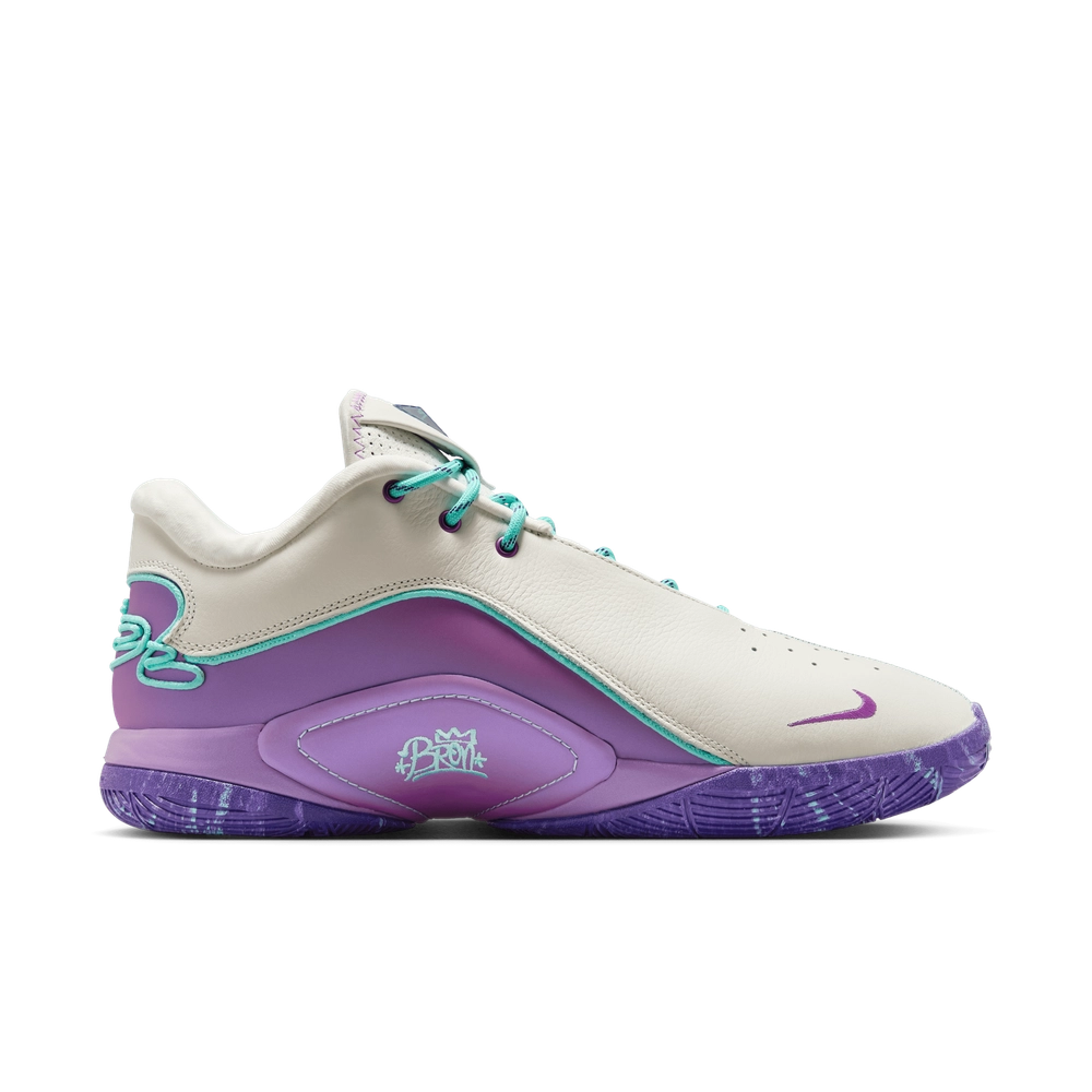 915287_Nike-LeBron-22_FROZEN-GRAPES_HV8454-001_img2