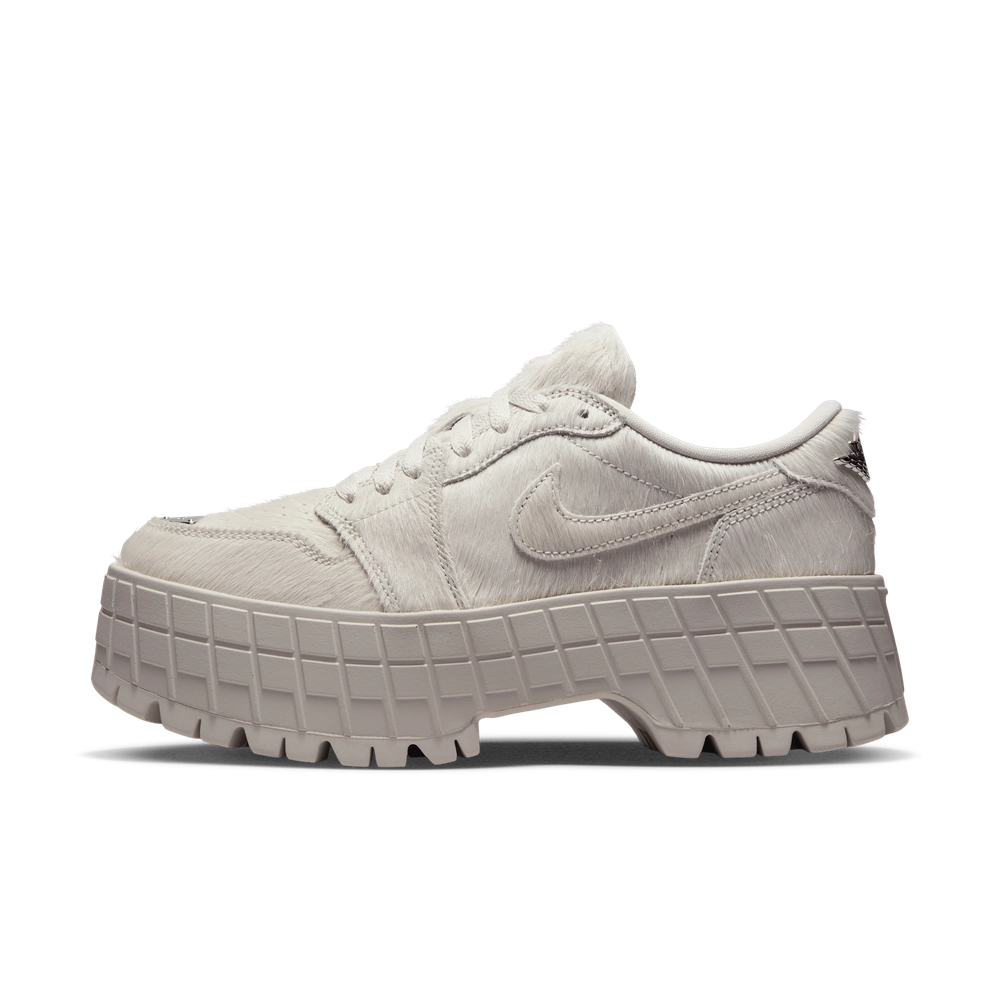 1F1F1F_Air-Jordan-1-Brooklyn-Low-WMNS_LIGHT-BONE_IB7210-001_img1