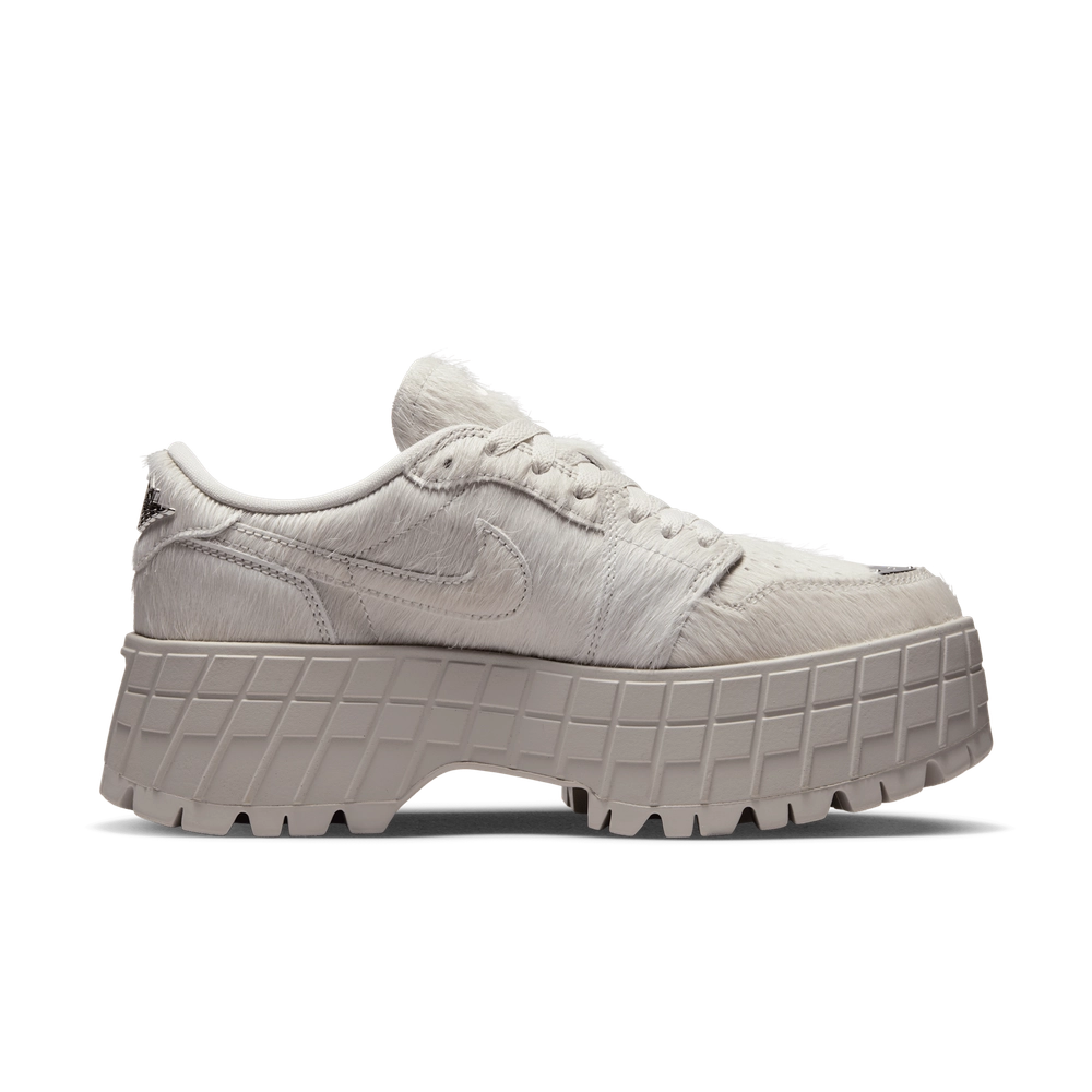 1F1F1F_Air-Jordan-1-Brooklyn-Low-WMNS_LIGHT-BONE_IB7210-001_img3