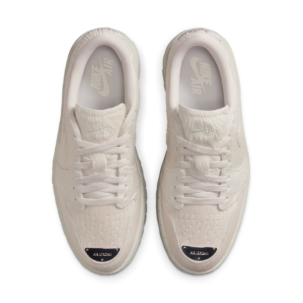 1F1F1F_Air-Jordan-1-Brooklyn-Low-WMNS_LIGHT-BONE_IB7210-001_img4