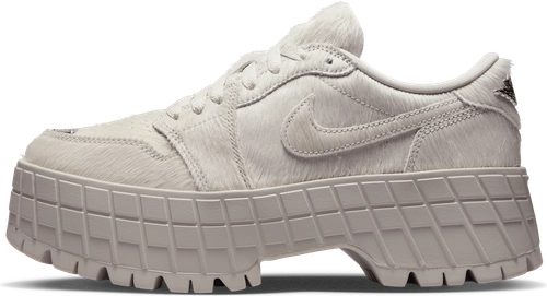 image de Image thumbnail Air Jordan 1 Brooklyn Low WMNS LIGHT BONE IB7210-001