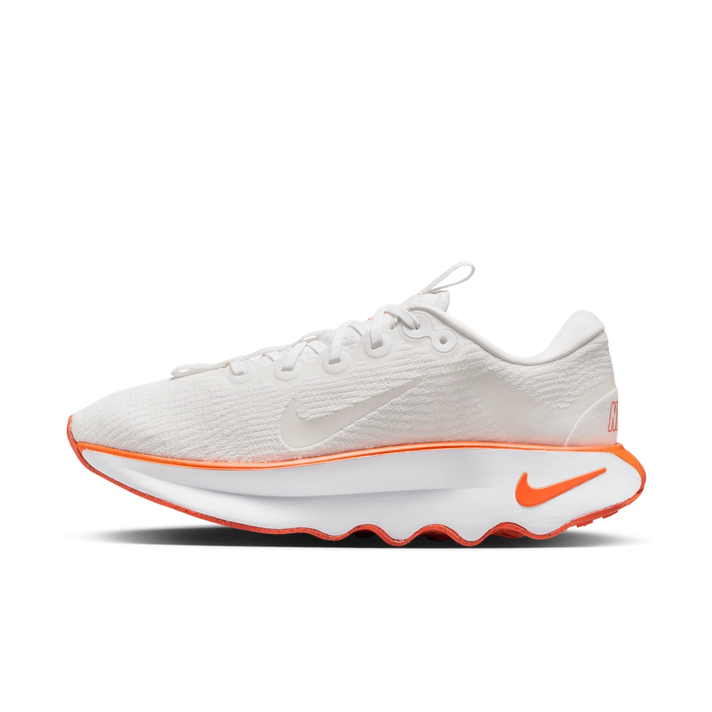 FE5F2C_Nike-Motiva-WMNS_SUMMIT-WHITE-TURF-ORANGE_DV1238-109_img0