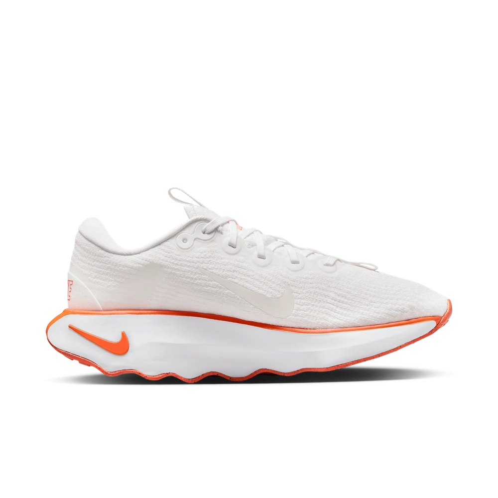 FE5F2C_Nike-Motiva-WMNS_SUMMIT-WHITE-TURF-ORANGE_DV1238-109_img2