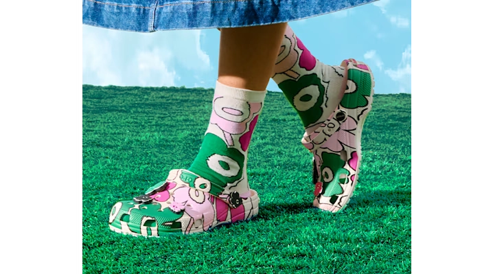 F065A0_Marimekko-x-Crocs-Classic-Clog_MULTI-FLOWER_211122-90H_img1
