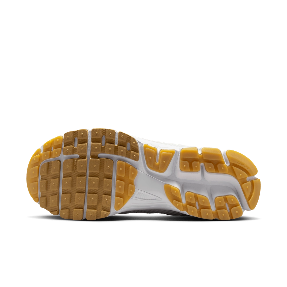 E6E6E6_Nike-Zoom-Vomero-5-WMNS_WHITE-GUM_FJ2028-104_img1