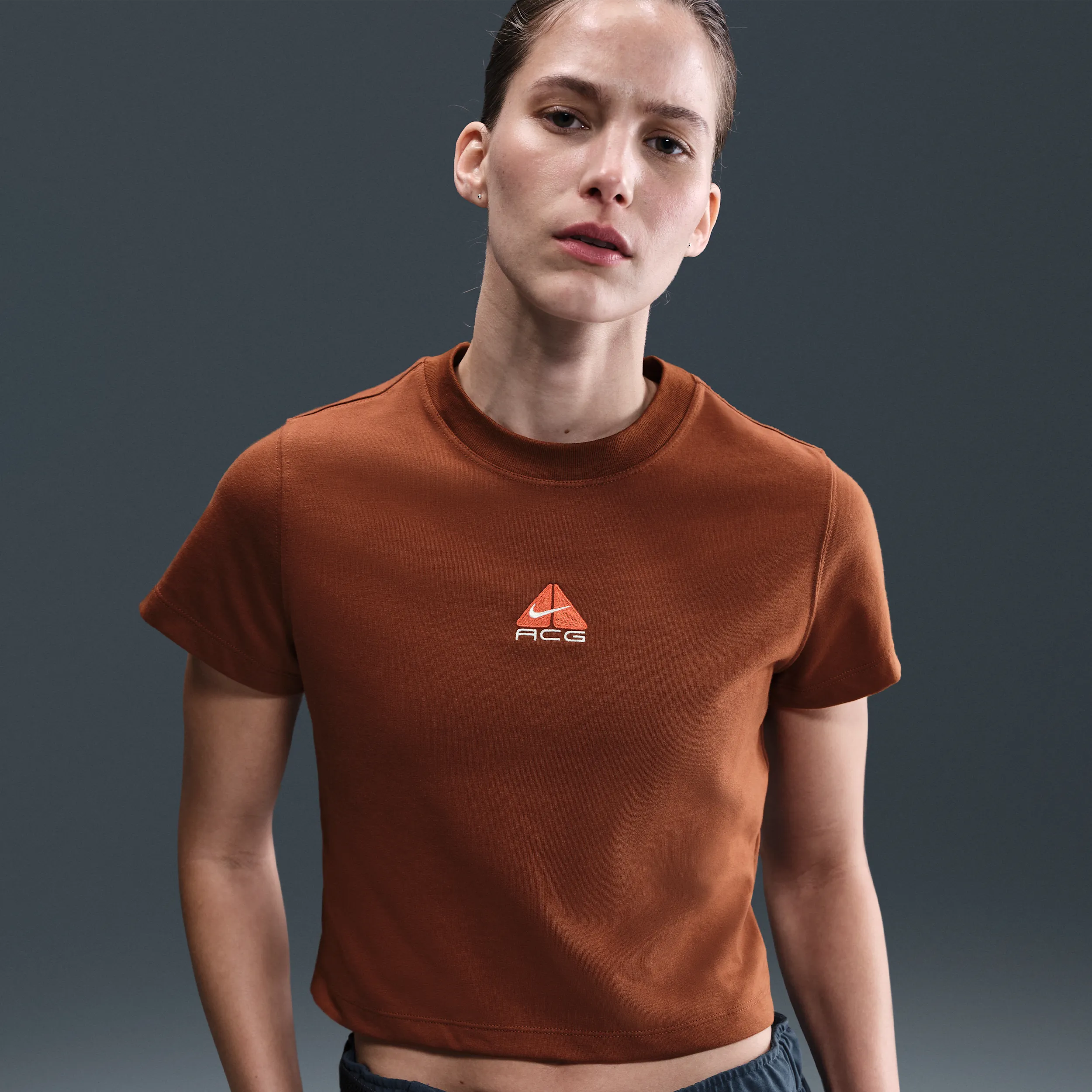 a35b5a_Nike-ACG-Dri-FIT-Cropped-Short-Sleeve-T-Shirt_CINNAMON-PICANTE-RED_HM6084-245_img1