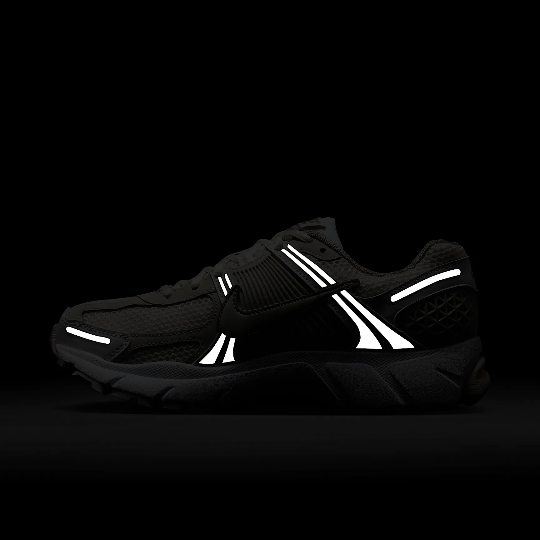 B1AEA9_Nike-Zoom-Vomero-5_LIGHT-BONE_FJ2028-107_img8