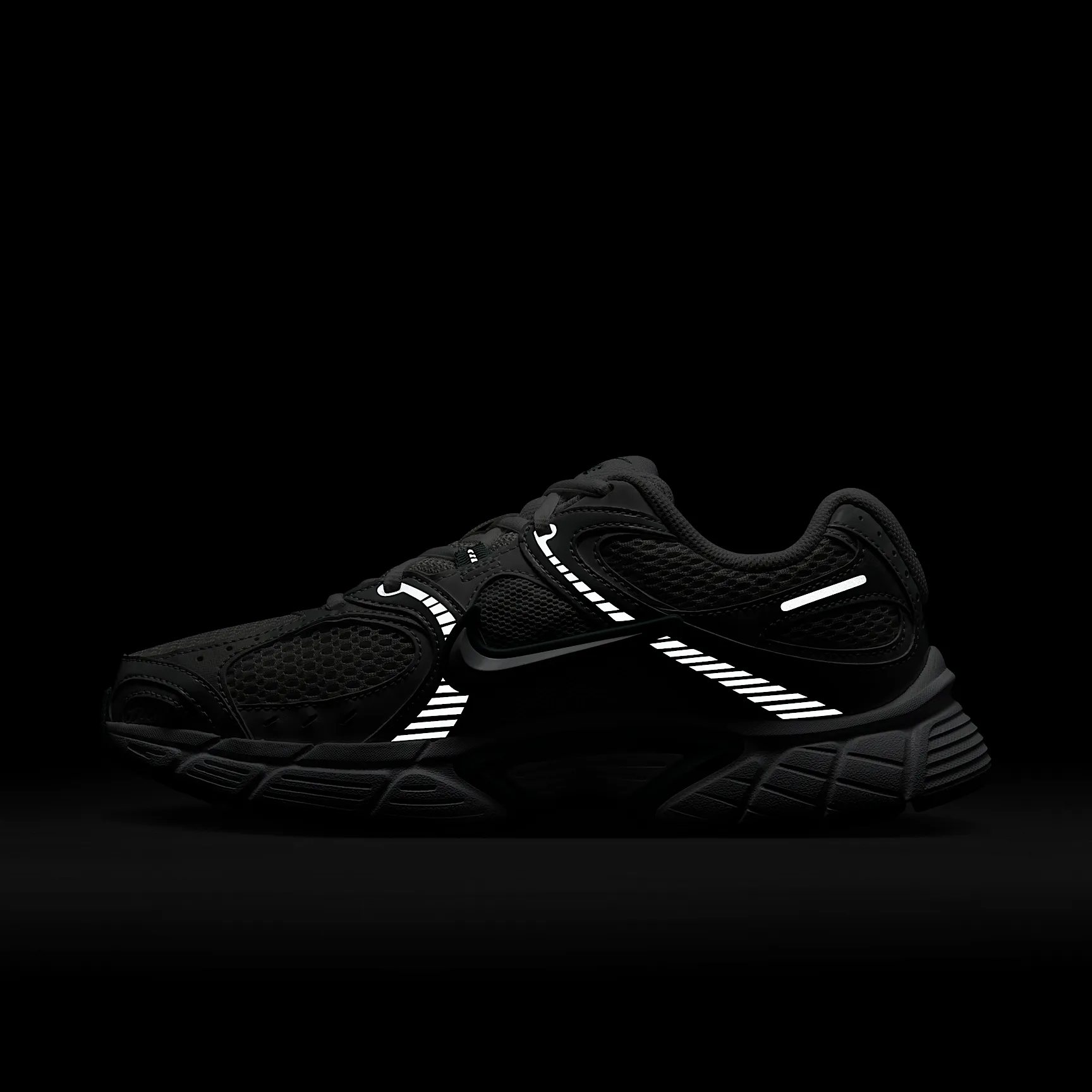 C1BDC0_Nike-V5-RNR-WMNS_SUMMIT-WHITE_HQ7901-106_img8