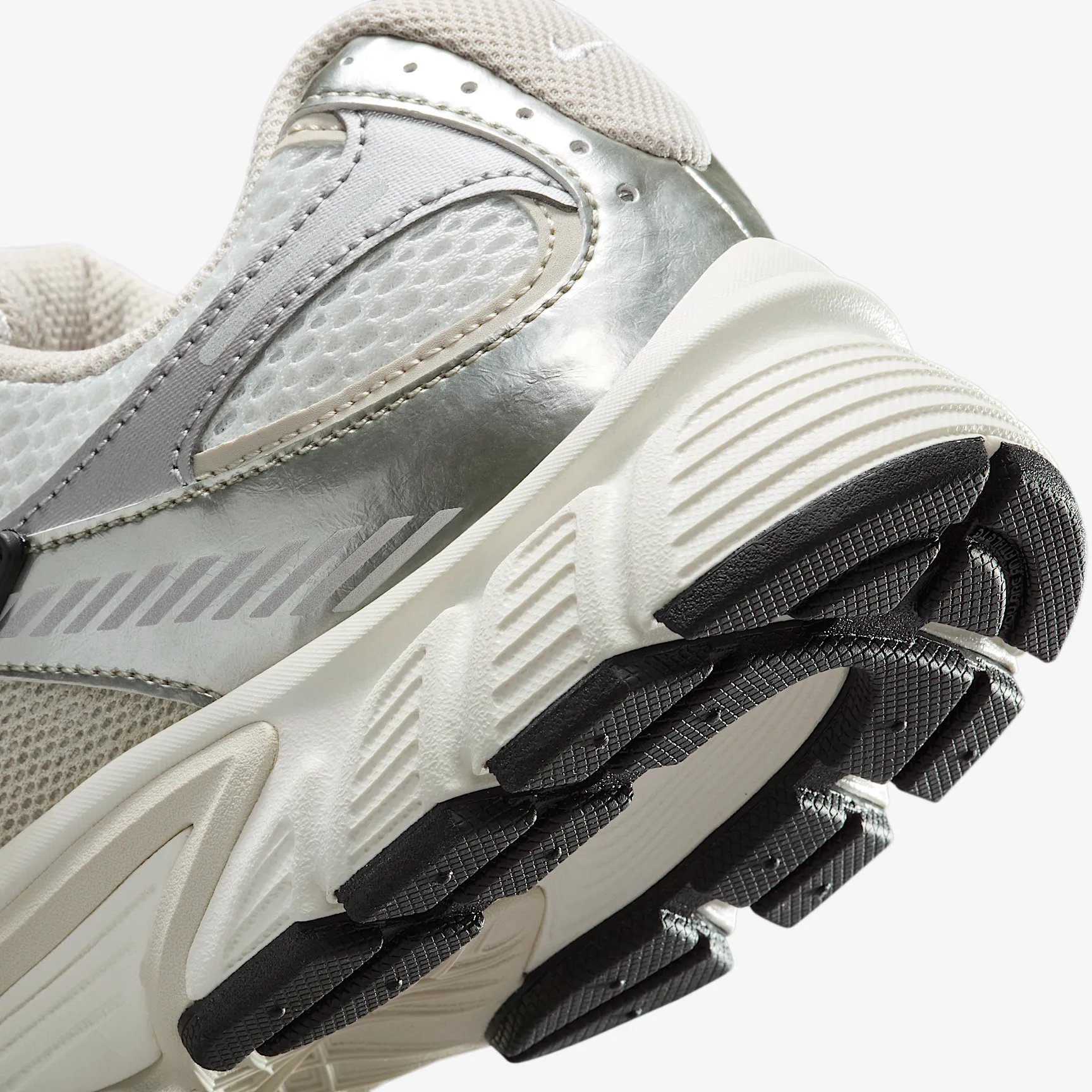 ABA598_Nike-V5-RNR-WMNS_SUMMIT-WHITE-SAIL_HQ7901-104_img7