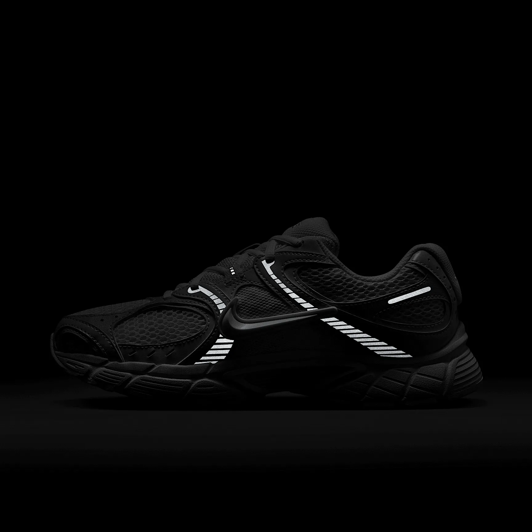 C5C5C5_Nike-V5-RNR-WMNS_WHITE-METALLIC-SILVER_HQ7901-101_img8