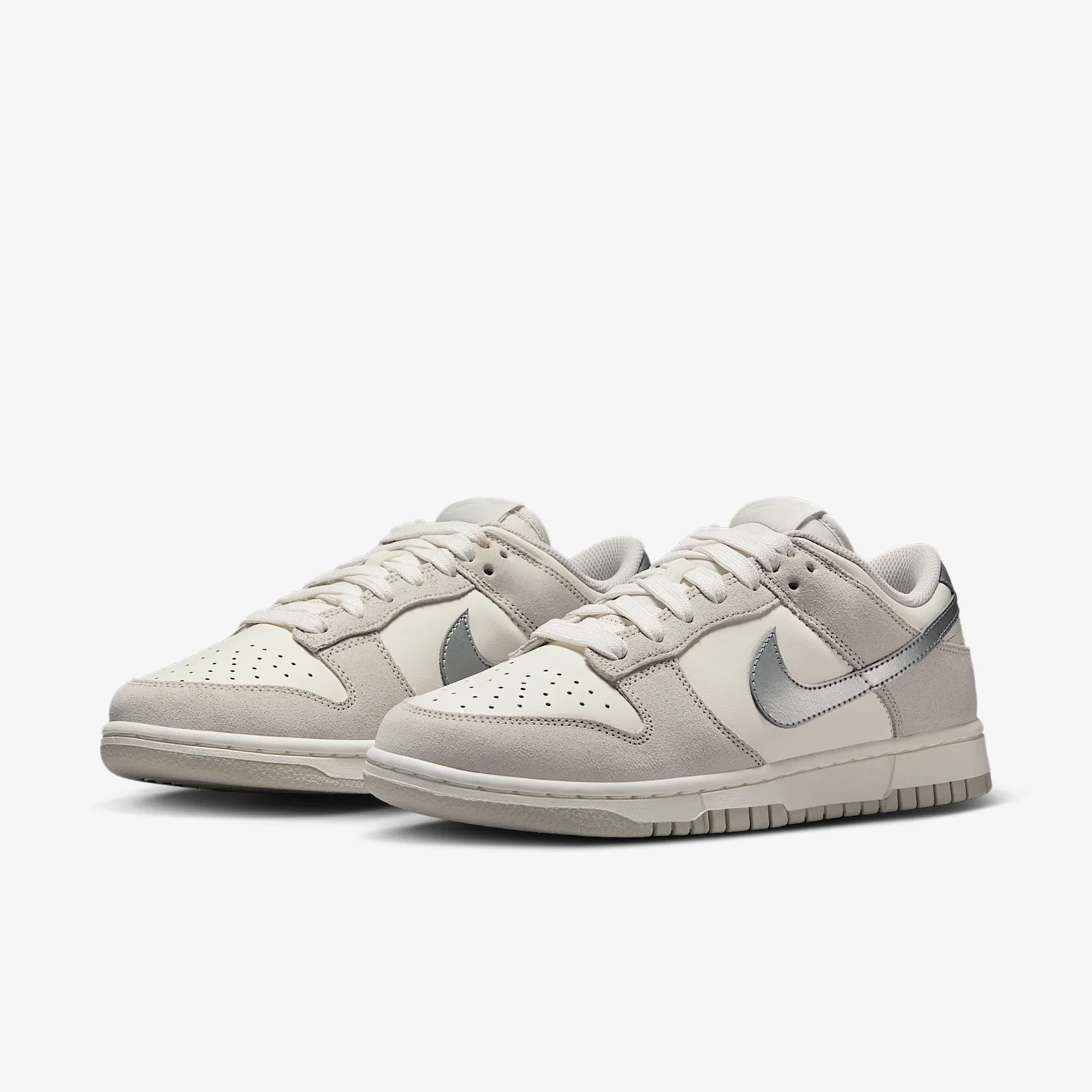 C2B8B5_Nike-Dunk-Low-WMNS_SILVER-SWOOSH_II7651-133_img4