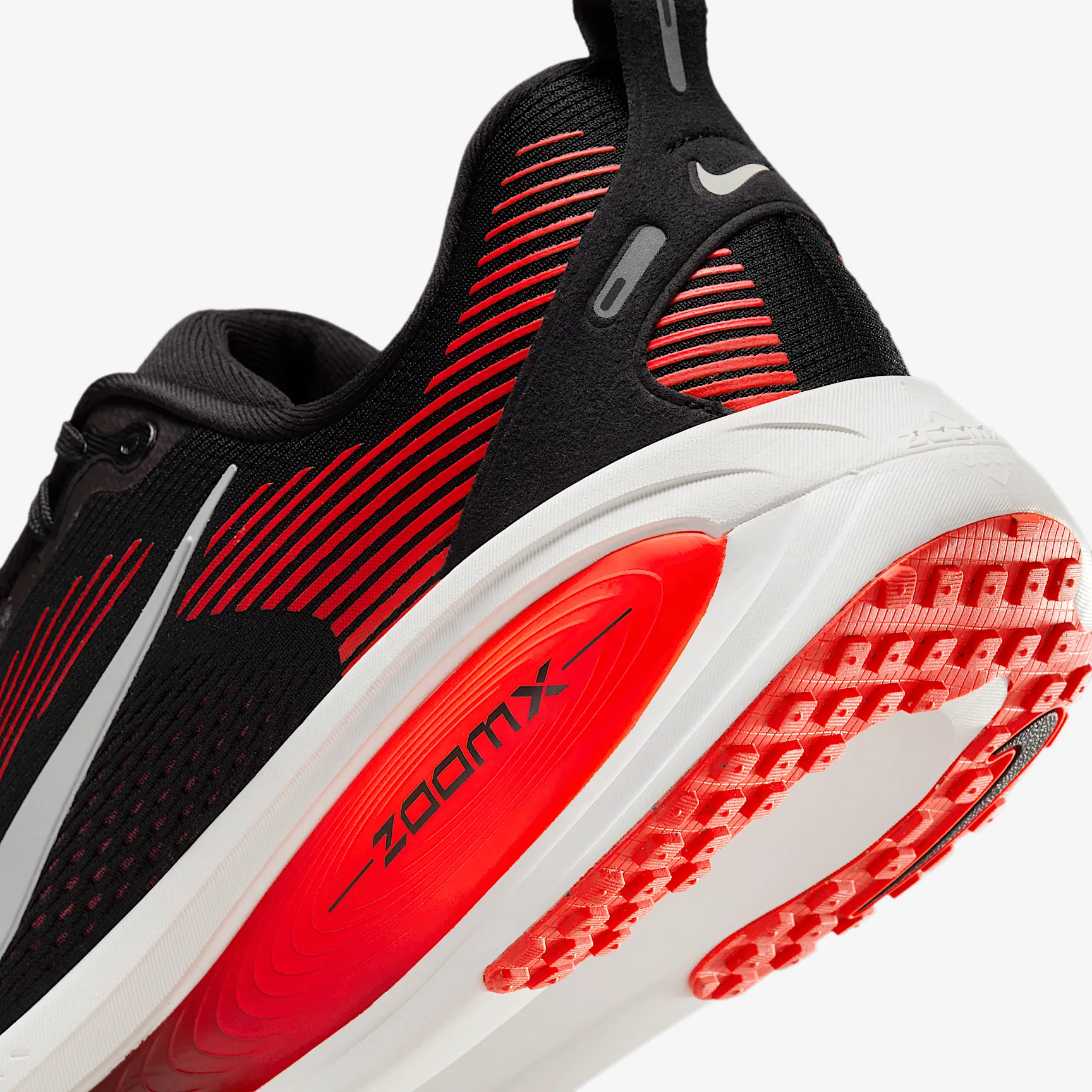 FC4436_Nike-Vomero-18_BRIGHT-CRIMSON_HM6803-008_img7