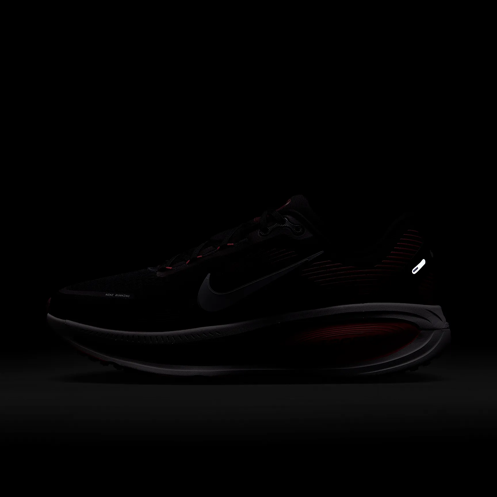 FC4436_Nike-Vomero-18_BRIGHT-CRIMSON_HM6803-008_img8