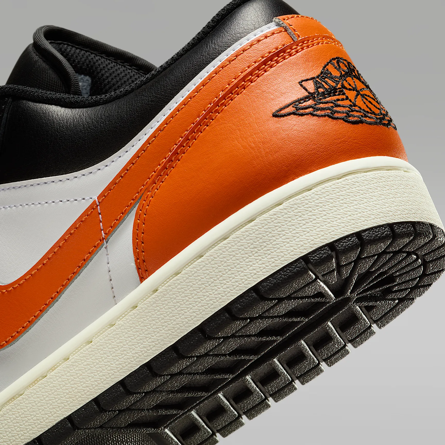DF5204_-1-lowAir-Jordan-1-Low_SHATTERED-BACKBOARD-ALTERNATE_553558-081_img7