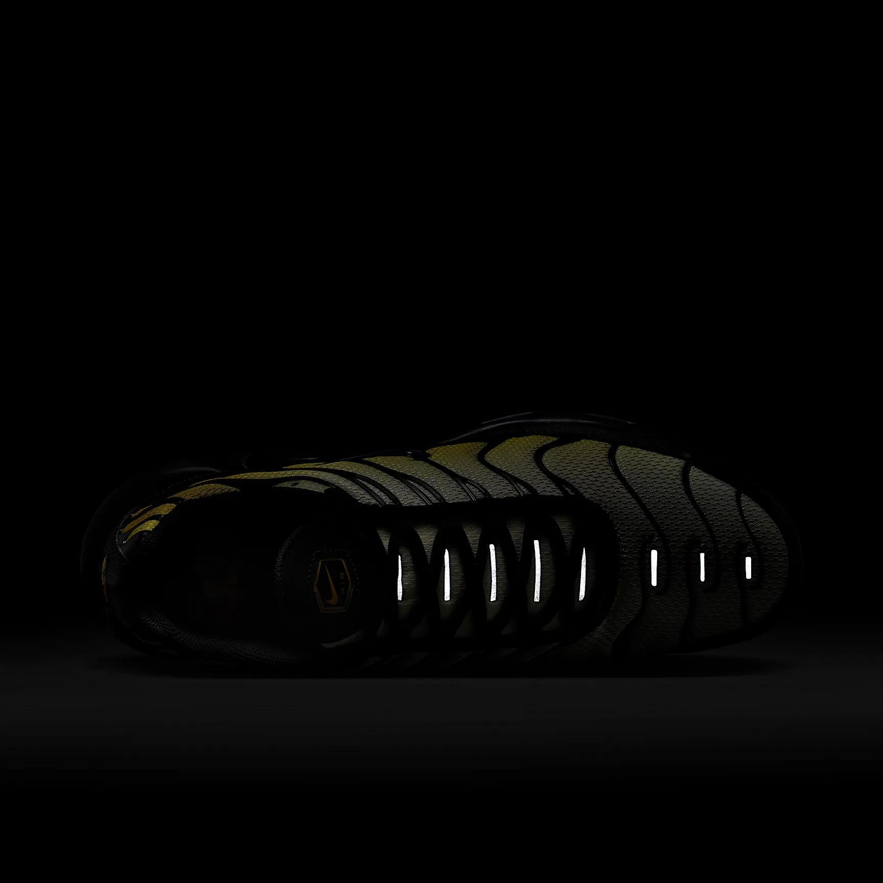 CEBE43_Nike-Air-Max-Plus_YELLOW-WHITE_DM0032-023_img8