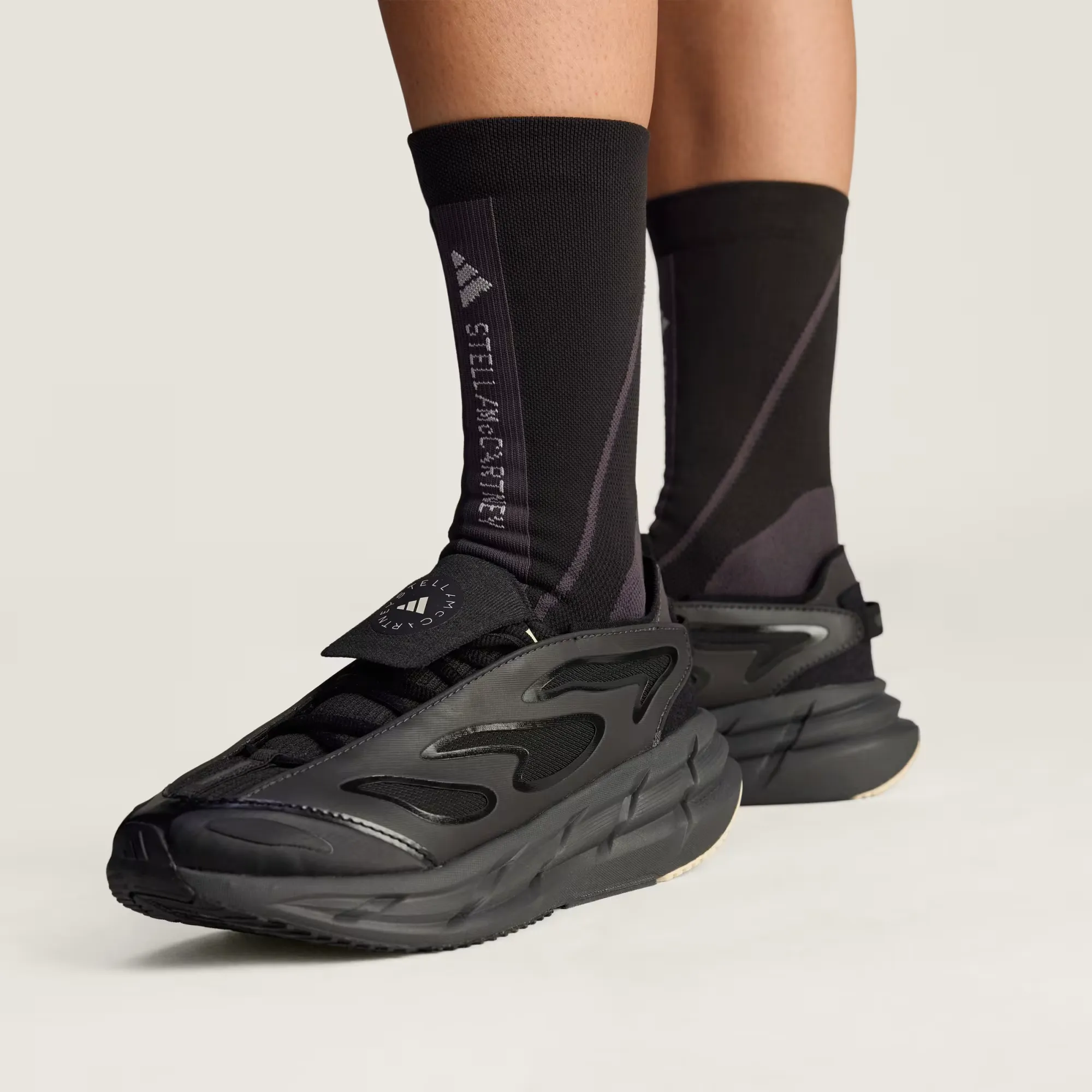 000000_Stella-McCartney-x-adidas-Adistar-WMNS_CORE-BLACK_JR3290_img2