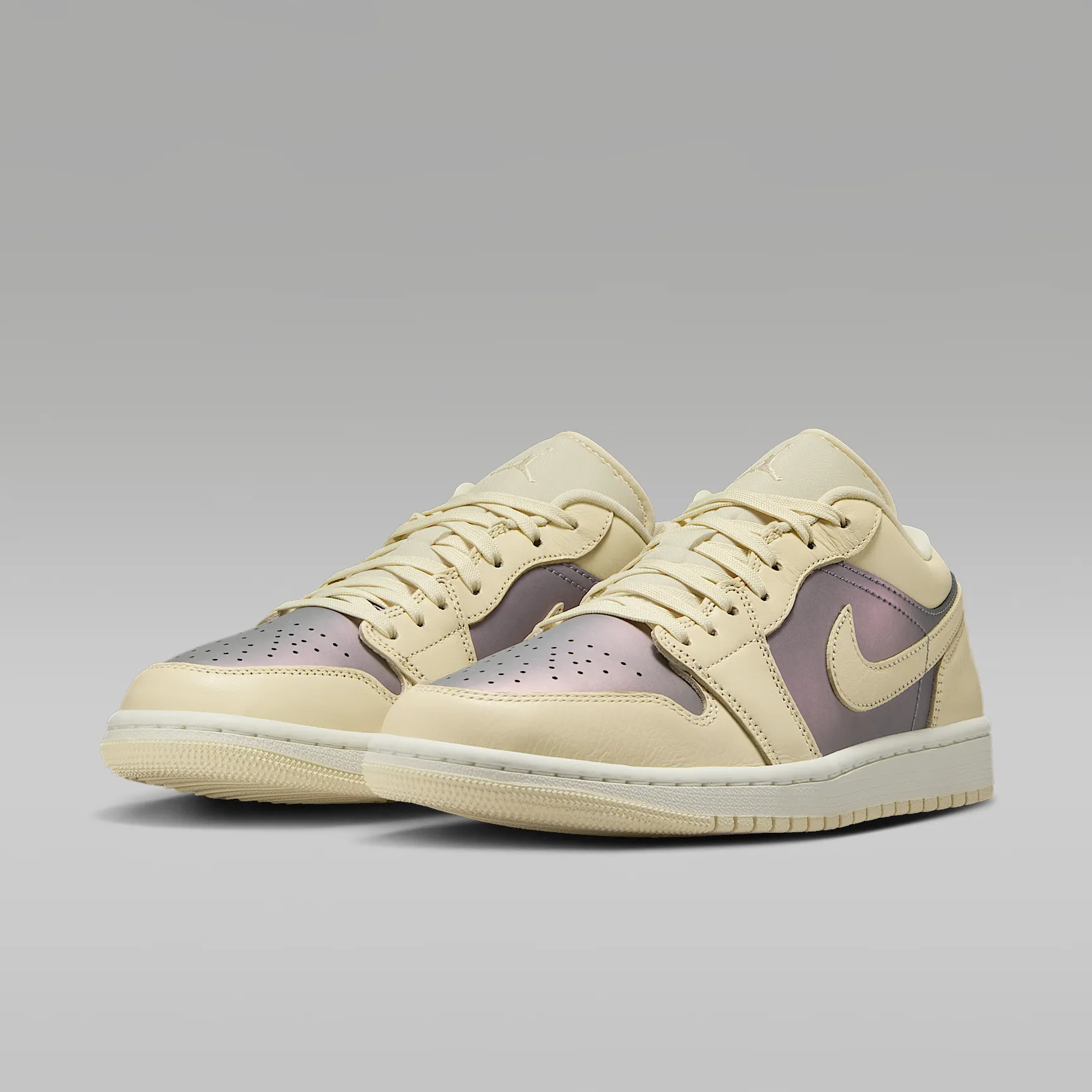 B5AC98_Air-Jordan-1-Low-SE-WMNS_MUSLIN-SAIL-ROYAL_IH4110-104_img4