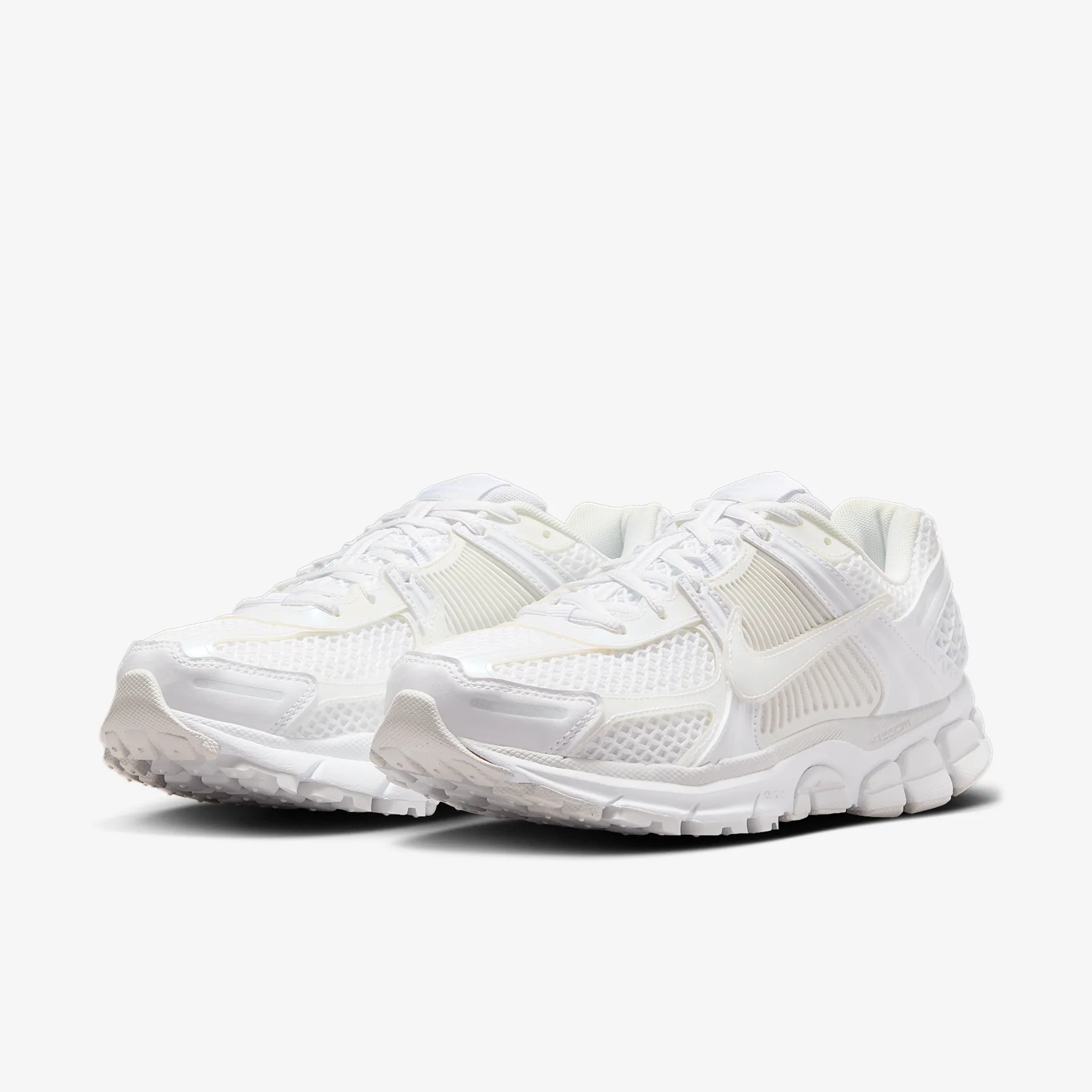 B4B3B7_Nike-Zoom-Vomero-5-SE_TRIPLE-WHITE_IB4397-100_img4