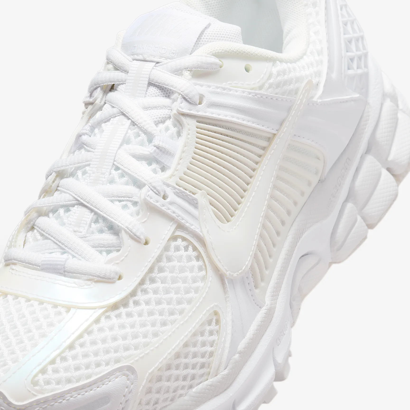 B4B3B7_Nike-Zoom-Vomero-5-SE_TRIPLE-WHITE_IB4397-100_img6