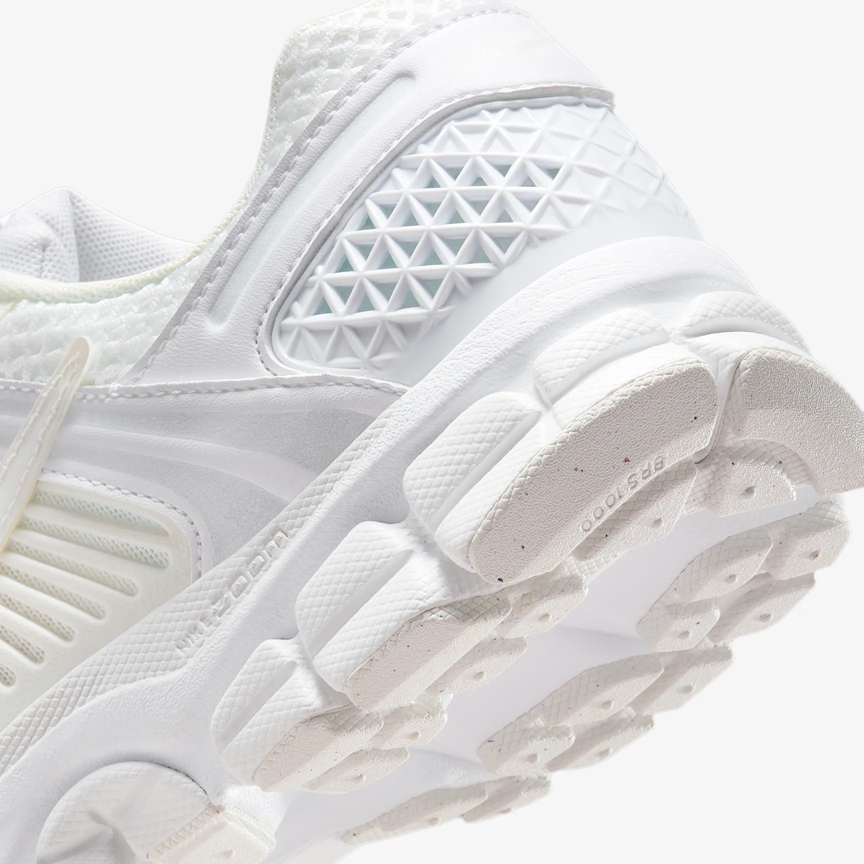 B4B3B7_Nike-Zoom-Vomero-5-SE_TRIPLE-WHITE_IB4397-100_img7