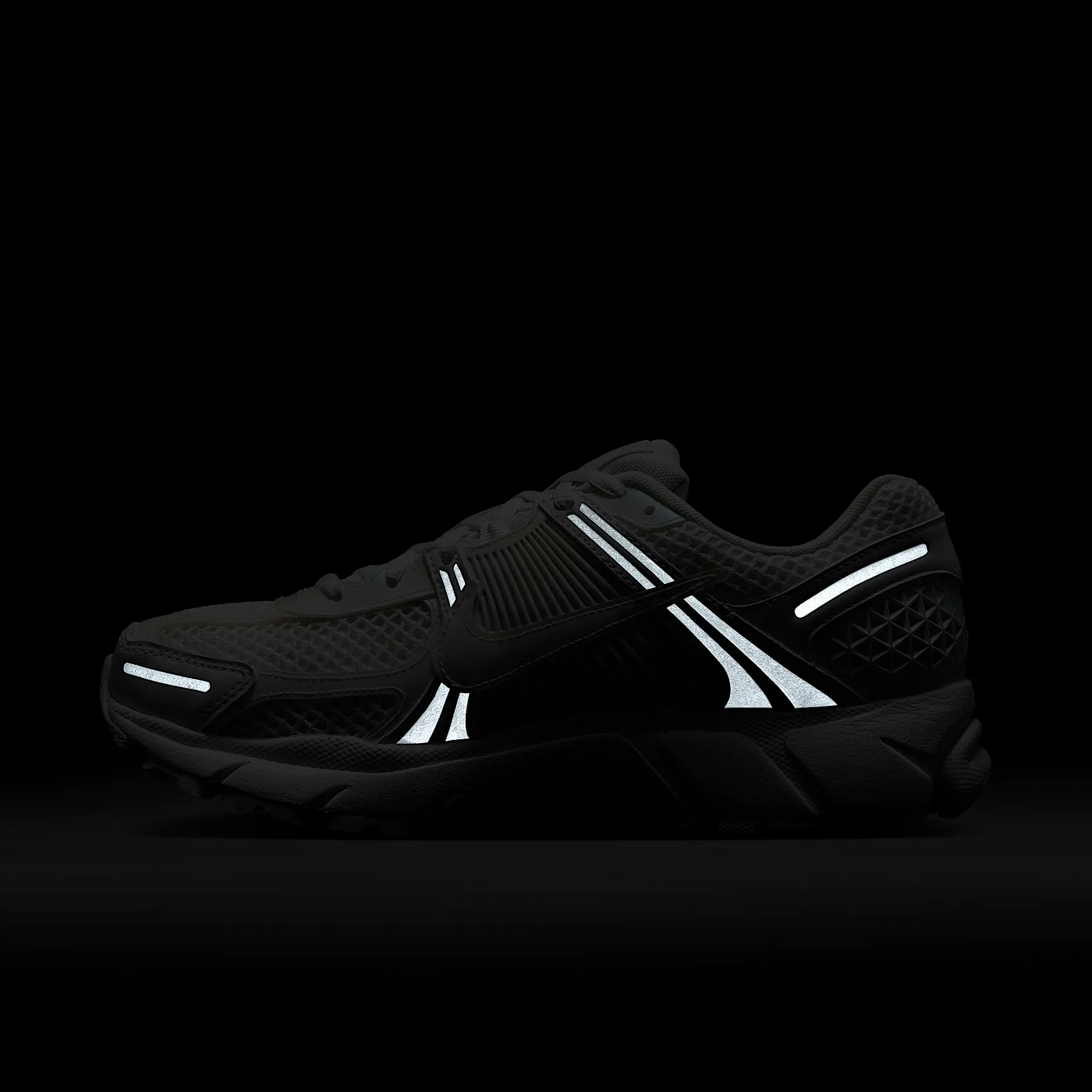 B4B3B7_Nike-Zoom-Vomero-5-SE_TRIPLE-WHITE_IB4397-100_img8