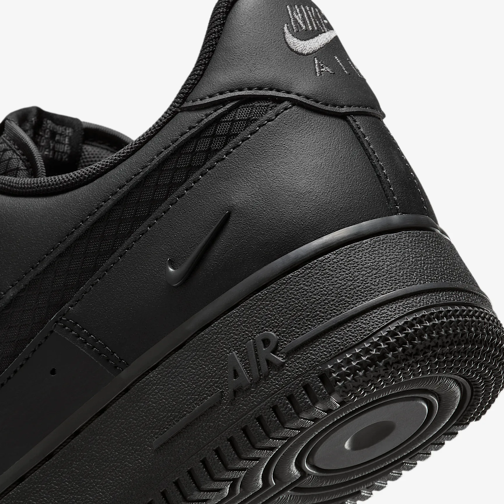 000000_Nike-Air-Force-1-'07-LV8_BLACK-RIPSTOP_IH4452-001_img7