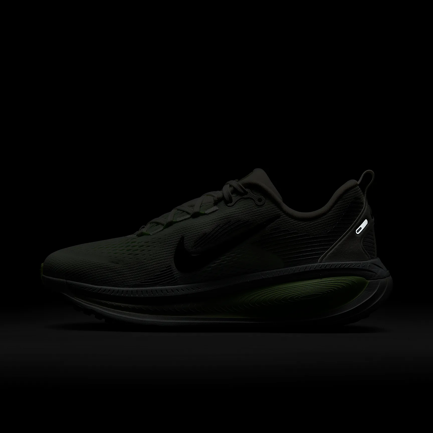 BCC5BB_Nike-Vomero-18_SUMMIT-WHITE-BARELY_HM6804-107_img10