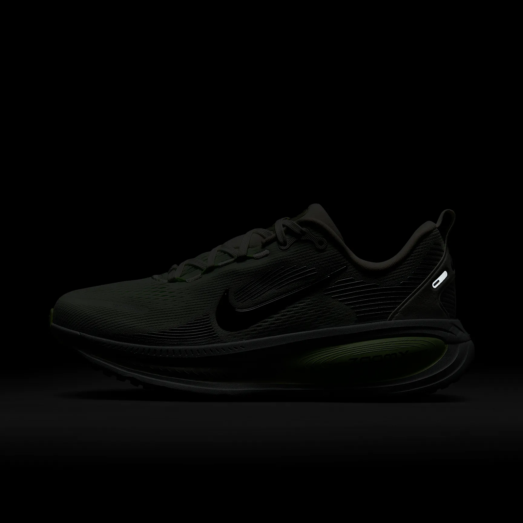 BCC5BB_Nike-Vomero-18_SUMMIT-WHITE-BARELY_HM6804-107_img9