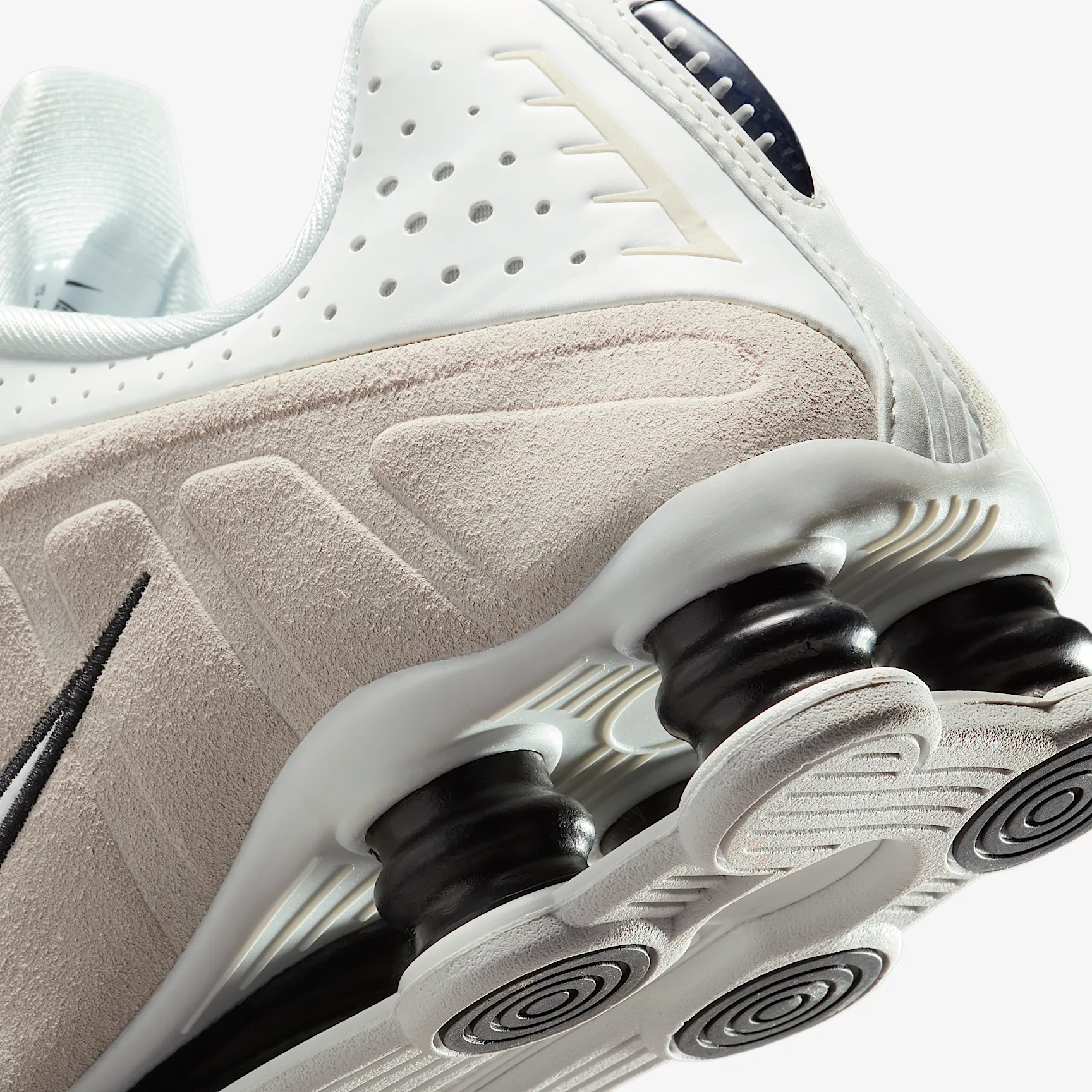 000000_Nike-Shox-R4-WMNS_WHITE-BLACK-SUEDE_HQ7739-100_img7