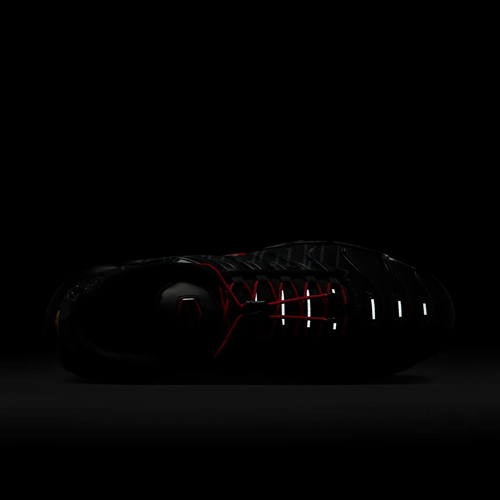 000000_Nike-Air-Max-Plus_BLACK-RED_IH4459-001_img8