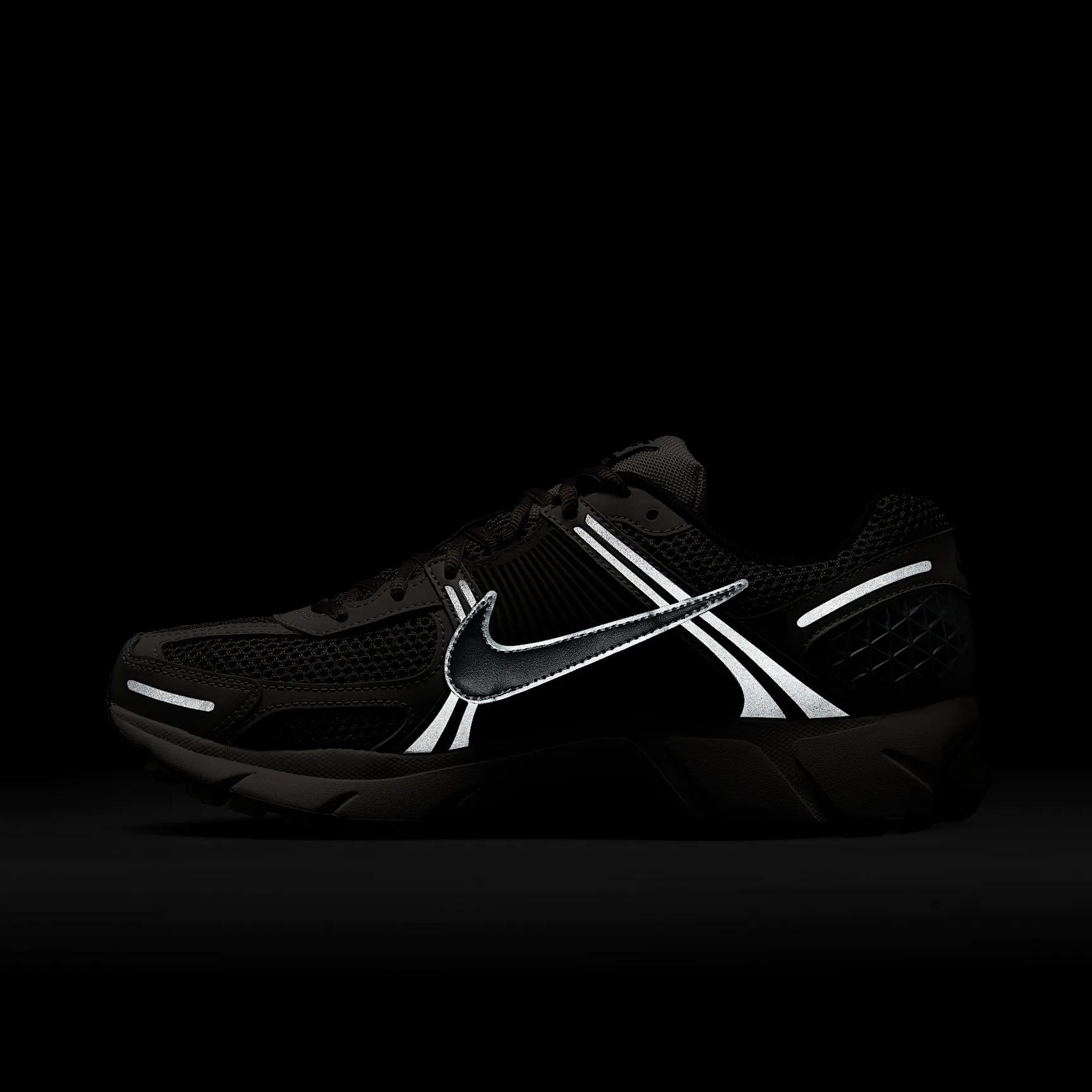807B7B_Nike-Zoom-Vomero-5_COLLEGE-GREY-CAVE-STONE_FB9149-005_img10