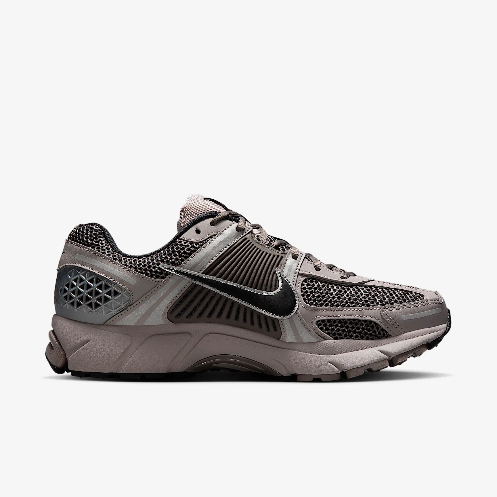 807B7B_Nike-Zoom-Vomero-5_COLLEGE-GREY-CAVE-STONE_FB9149-005_img2